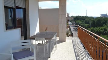 Tweepersoonskamer, 1 tweepersoonsbed, balkon | Buiten dineren
