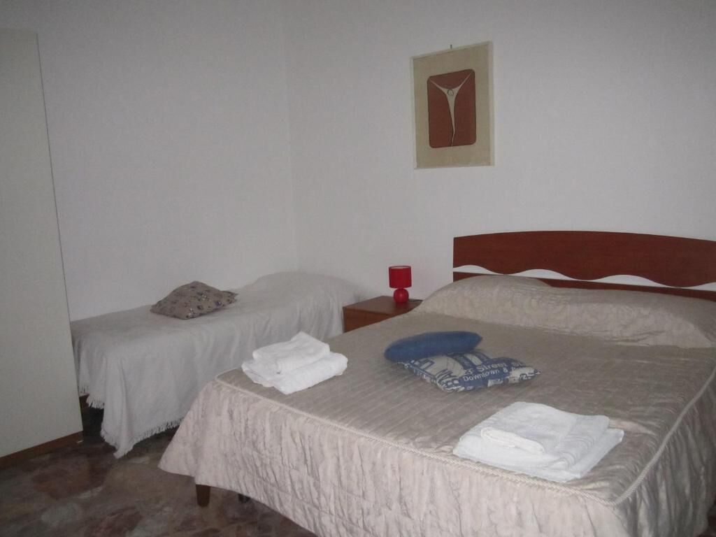 Classic Triple Room, Non Smoking, Balcony | Iron/ironing board