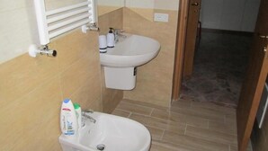 A bathroom with a toilet, bidet, and sink. - Casa Raffaella (Polignano a Mare)