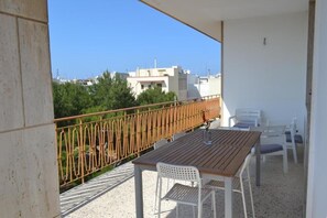 Outdoor dining - Casa Raffaella (Polignano a Mare)