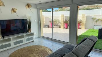 TV, mesa de pingue-pongue