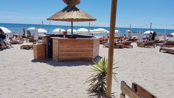 Una spiaggia nelle vicinanze