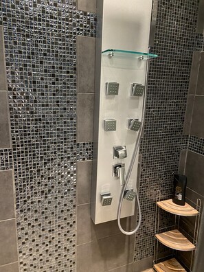 Ducha, secador de pelo y toallas