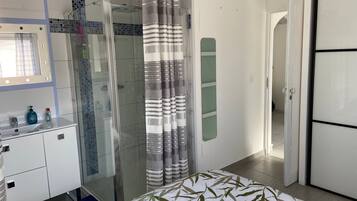 Ferros/tábuas de passar roupa, Wi-Fi, roupa de cama