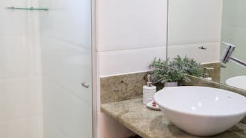 Apartamento, 2 quartos, sacada | Banheiro