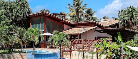 2 outdoor pools