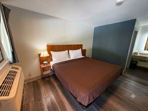 Desk, laptop workspace, free WiFi - King's Inn Motel (Oxford)
