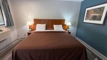 Single Room | Desk, laptop workspace, free WiFi