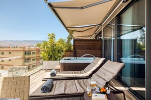 Penthouse, balkon, uitzicht op zee | Spabad buiten