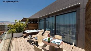Penthouse, balkon, uitzicht op zee | Buiten dineren