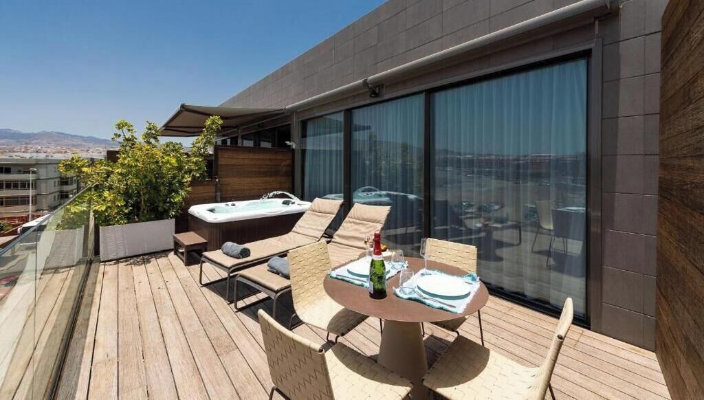 Penthouse, balkon, uitzicht op zee | Buiten dineren