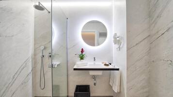 Appartement, balkon, uitzicht op zee | Badkamer