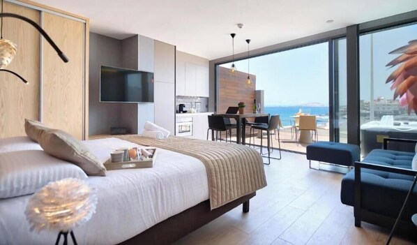 Appartement Penthouse, balcon, vue sur la mer | Coffre-fort, accès au Wi-Fi (inclus), accessible en fauteuil roulant