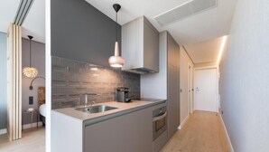 Eine moderne Küche mit einer zentralen Kochinsel, einem Einbauofen und einer Pendelleuchte.