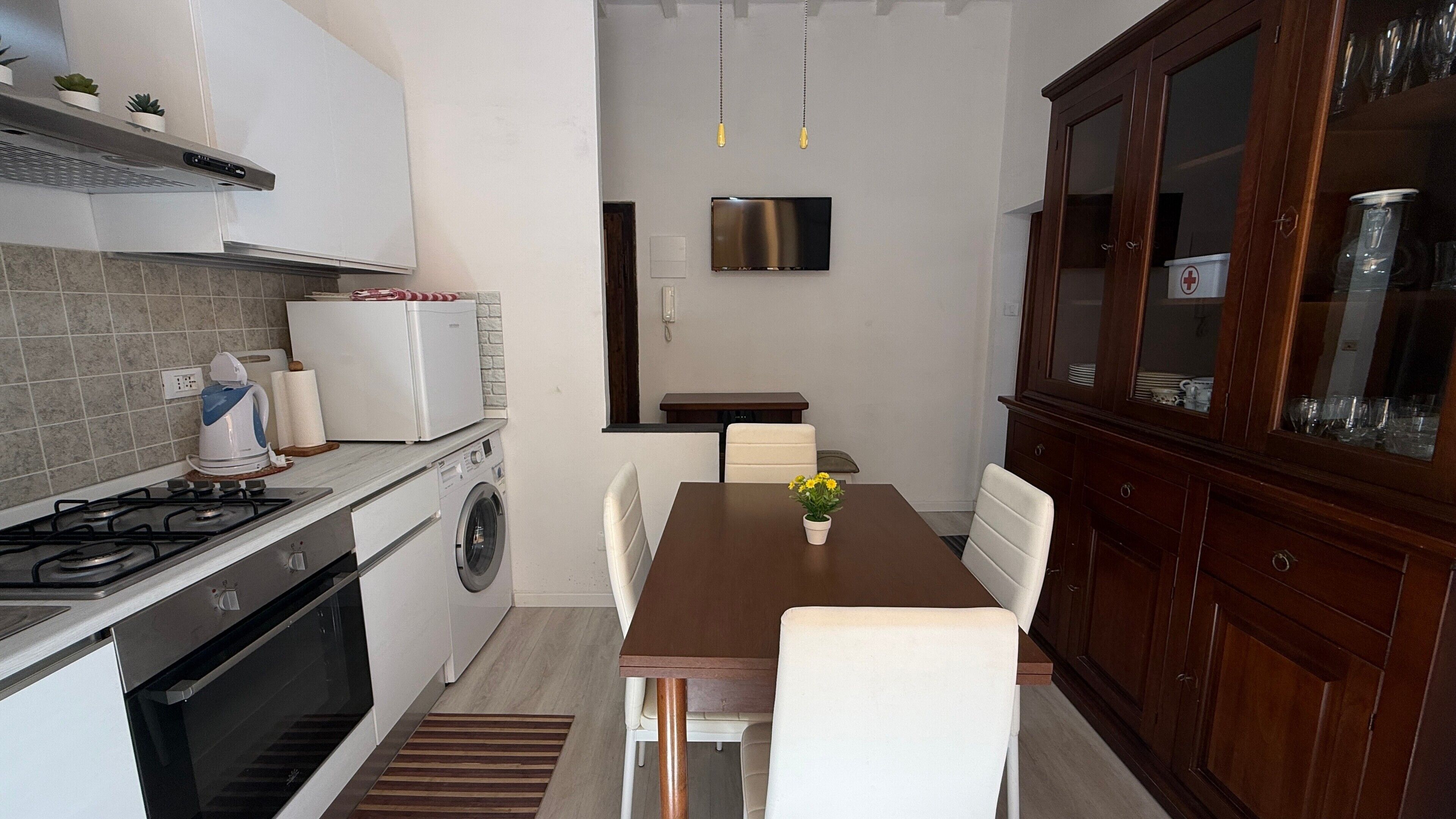 Fridge, oven, stovetop, coffee/tea maker
