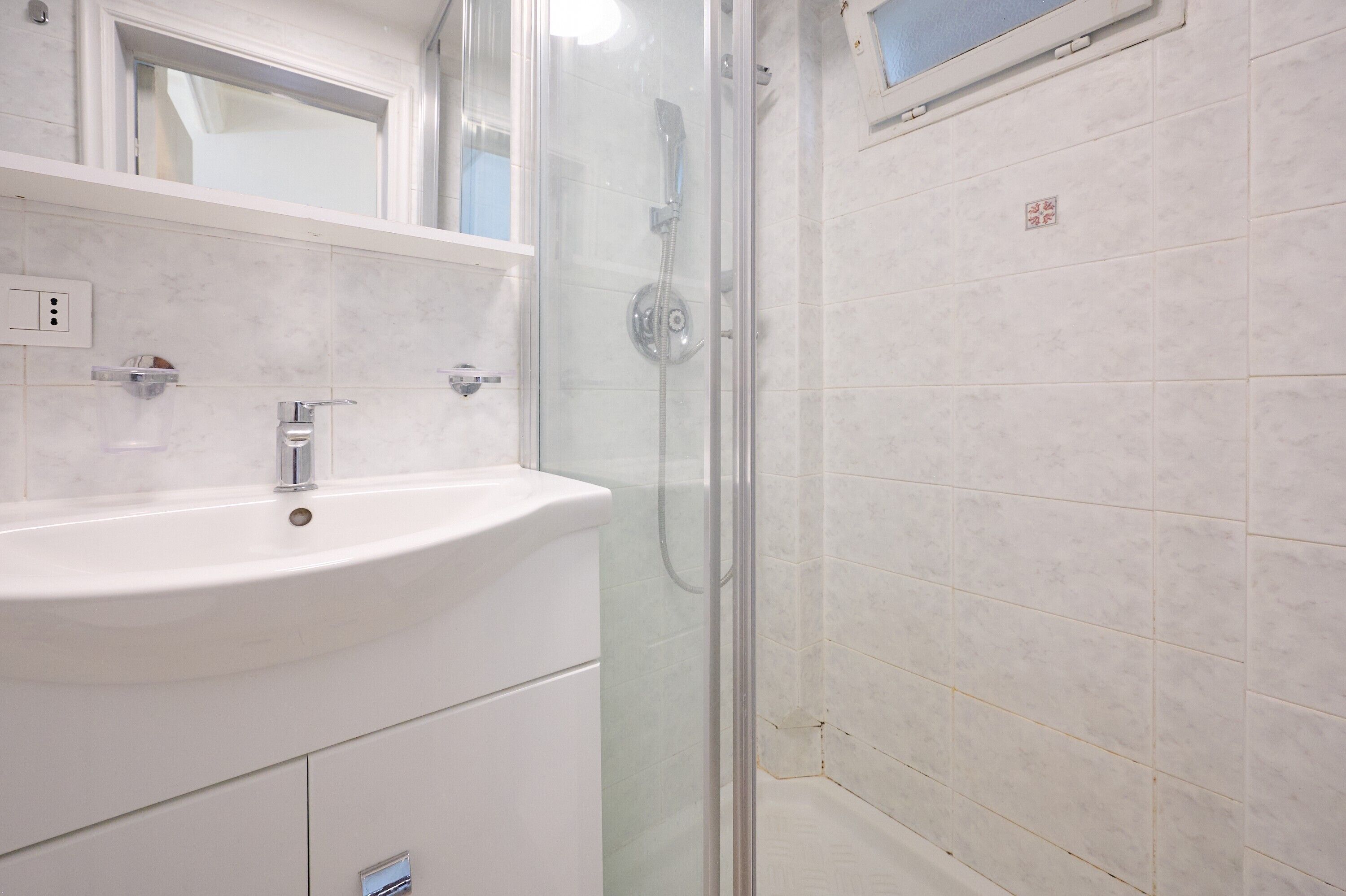 Dusche, Haartrockner, Handtücher