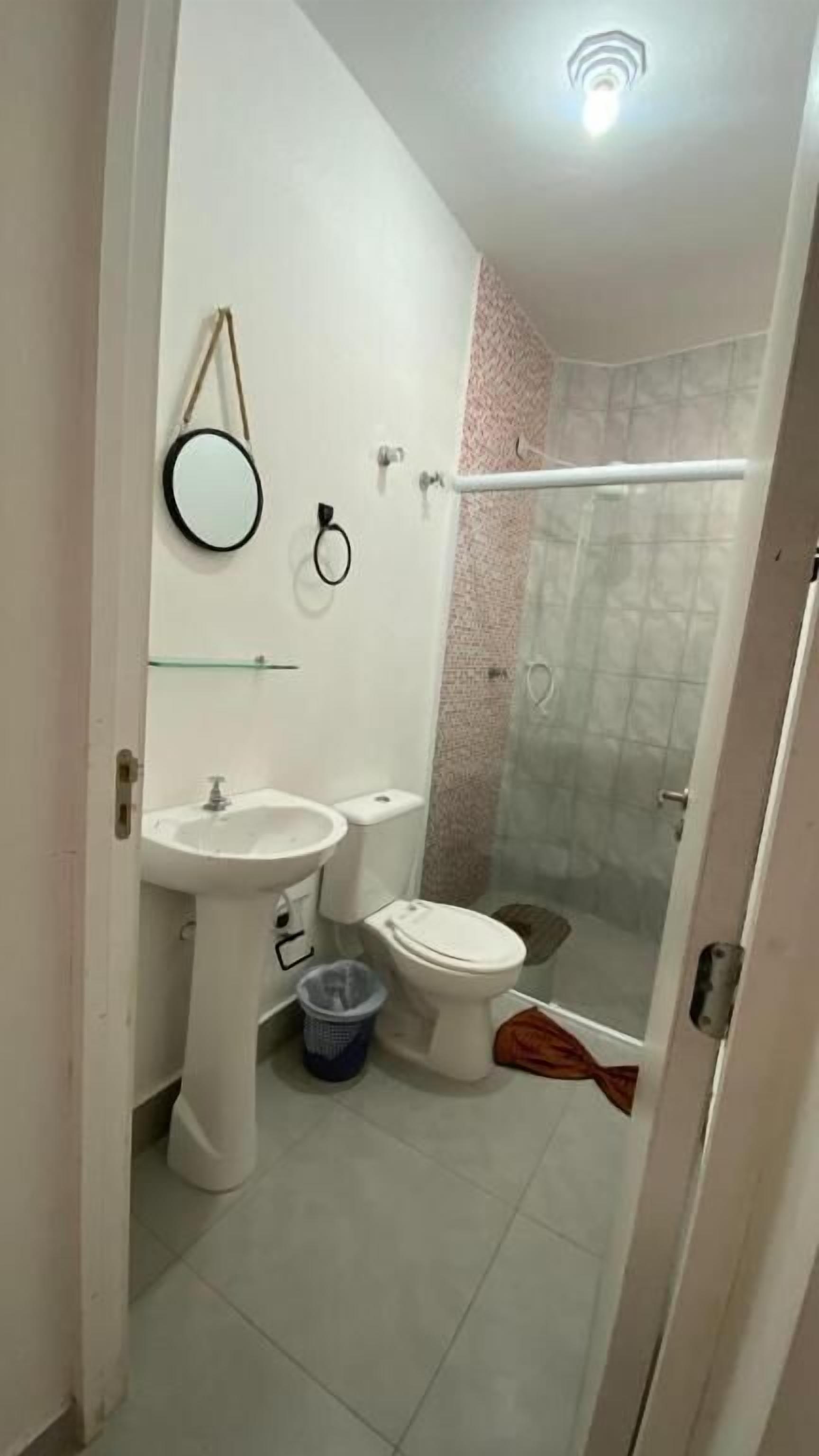 Classic-værelse med 2 enkeltsenge - hawaiiansk terrasse - udsigt til gårdsplads | Badeværelse | Bruser, gratis toiletartikler, håndklæder, Sæbe