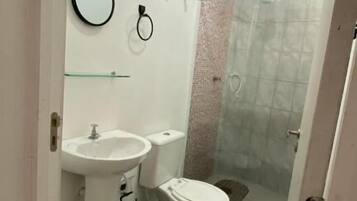 Classic-værelse med 2 enkeltsenge - hawaiiansk terrasse - udsigt til gårdsplads | Badeværelse | Bruser, gratis toiletartikler, håndklæder, Sæbe