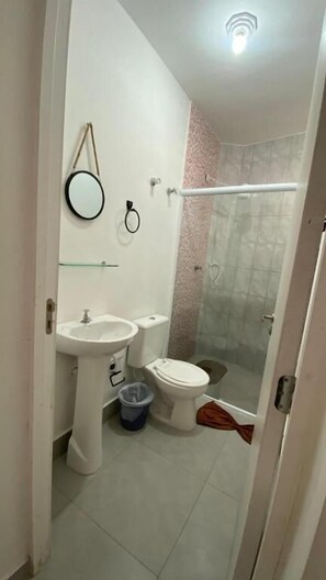 Kahden hengen classic-huone (kaksi sänkyä), lanai, näköala pihalle | Kylpyhuone | Suihku, ilmaiset hygieniatuotteet, pyyhkeet, saippua