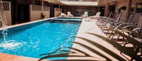 Una piscina cubierta