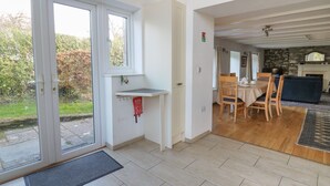 Un intérieur moderne comprenant un coin repas, une cheminée et une vue sur l’extérieur.