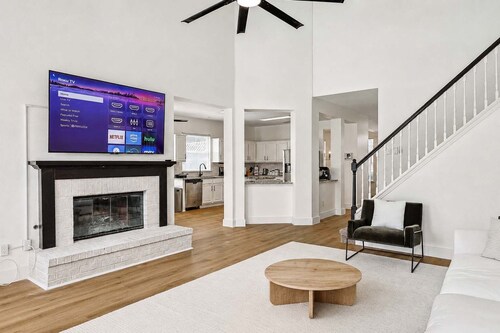 5BD/2.5BA Luxury Retreat with Pool, Gym & Games