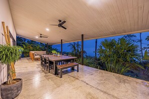 Outdoor dining - Villa Olas - Ocean View Rainforest Villa W. Pool & Yoga (Puntarenas Province)