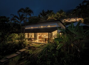Ein modernes Haus mit Essbereich, Küche und Wohnzimmer.