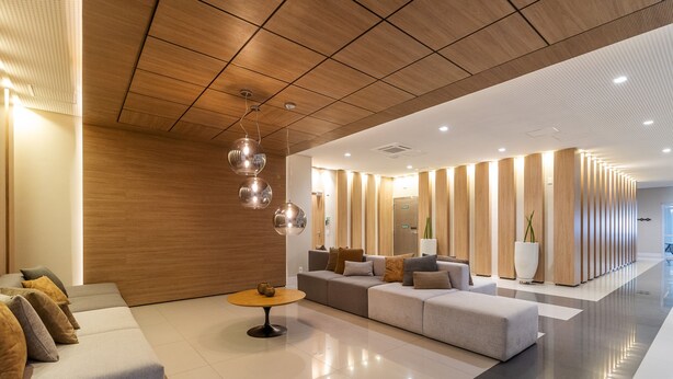 A modern lobby with a sofa, a coffee table, and a reception desk. - Landing 508 in S o Paulo (São Paulo)