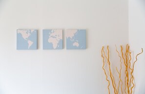 Três mapas fixados na parede e um conjunto de linhas amarelas e onduladas.