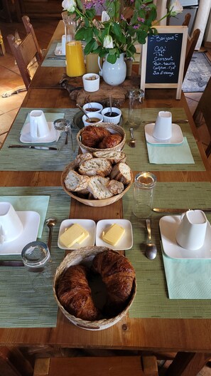 Dining - "Les Roses Trémières" Bed and Breakfast in Bargème (Bargème)