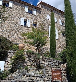 Exterior - "Les Roses Trémières" Bed and Breakfast in Bargème (Bargème)