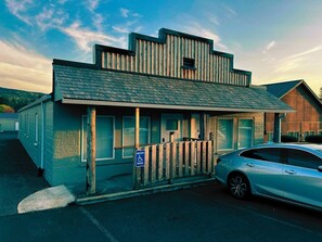 Exterior - By lakes walk to bar coffee food (Mossyrock)