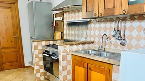 Cafeteira/chaleira, geladeira, micro-ondas, fogão