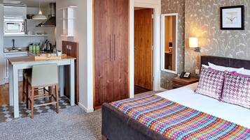 Tabla de planchar con plancha, wifi gratis y ropa de cama