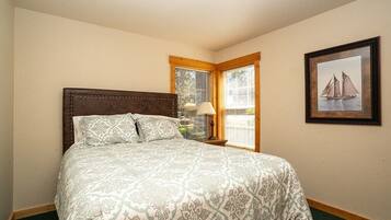 3 bedrooms, iron/ironing board, Internet, bed sheets