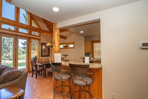 Southern Oregon Spacious 3BR Chalet with Loft, Fireplace & Resort Amenities