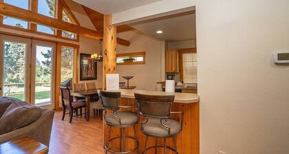Southern Oregon Spacious 3BR Chalet with Loft, Fireplace & Resort Amenities