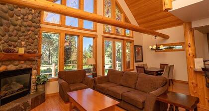 Southern Oregon Spacious 3BR Chalet with Loft, Fireplace & Resort Amenities