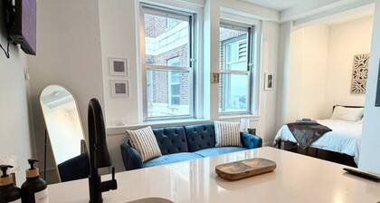 Luxury Studio Near Yale | Gym, W/D & Fast WiFi
