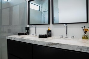 Secador de cabelo, toalhas de banho, sabonete, shampoo