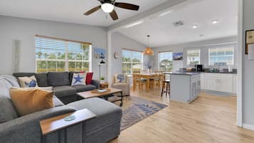Casa, varias camas, vista a la ciudad (Surf Perch) | Área de sala de estar
