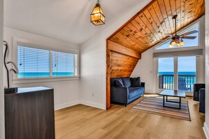 House, Multiple Beds, Ocean View (Beach Barn) | Living area