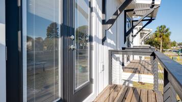 House, Multiple Beds, City View (The Surfside Modern) | Exterior detail