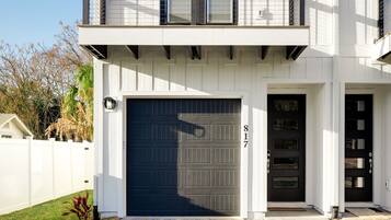 House, Multiple Beds, City View (The Surfside Modern) | Exterior