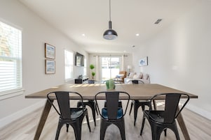 Casa, várias camas, vista para a cidade (The Surfside Modern) | 4 quartos, individualmente decorados, individualmente mobiliados