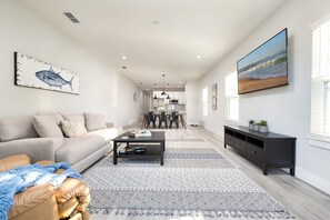 Nhà, nhiều giường, quang cảnh thành phố (The Surfside Modern) | Khu phòng khách