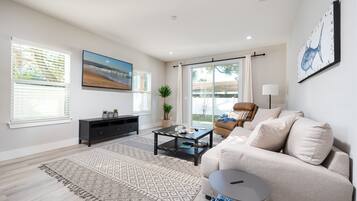 House, Multiple Beds, City View (The Surfside Modern) | Living area