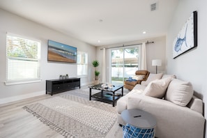 Ferienhaus, Mehrere Betten, Stadtblick (The Surfside Modern) | Wohnbereich