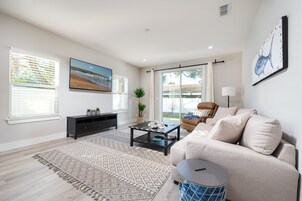 Casa, várias camas, vista para a cidade (The Surfside Modern) | Área de estar